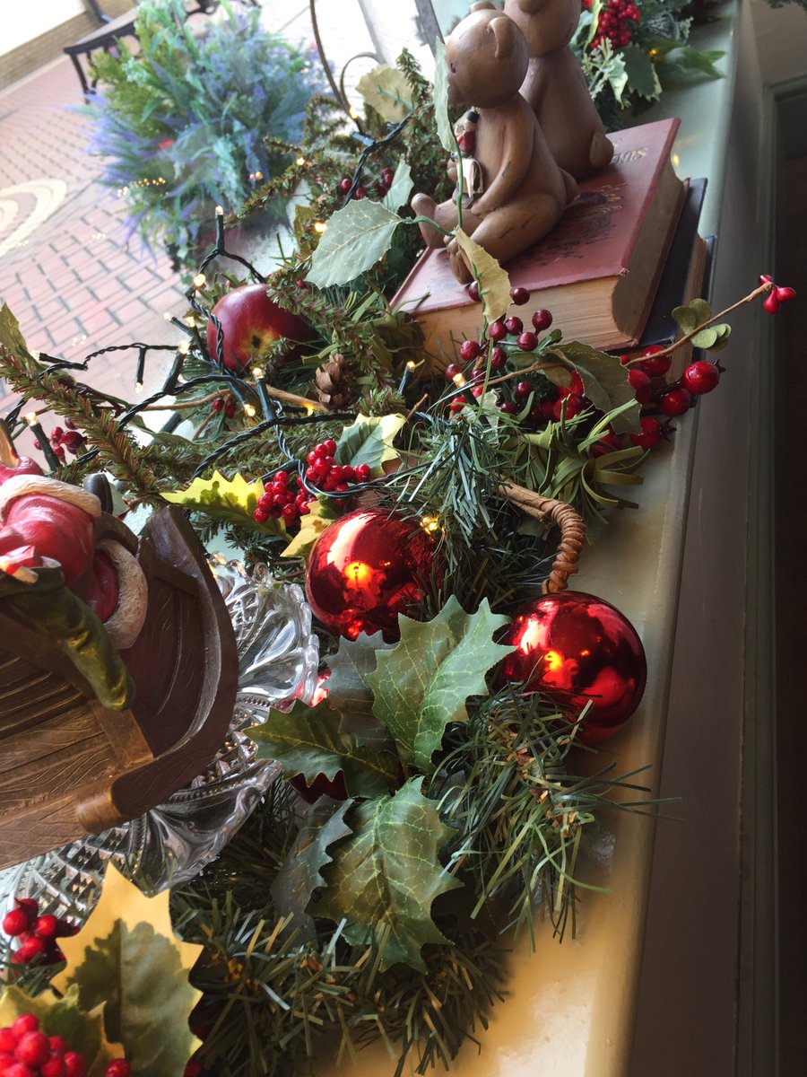 LoveYourBodyJ's tweet photo. Cutest little Christmas cafe🎄 

lunch here going through my long list of Xmas enquiries &amp; had to have a cheeky little slice of cake too...holiday diet going well 🤗🍰😅 https://t.co/9ITdatZz1D