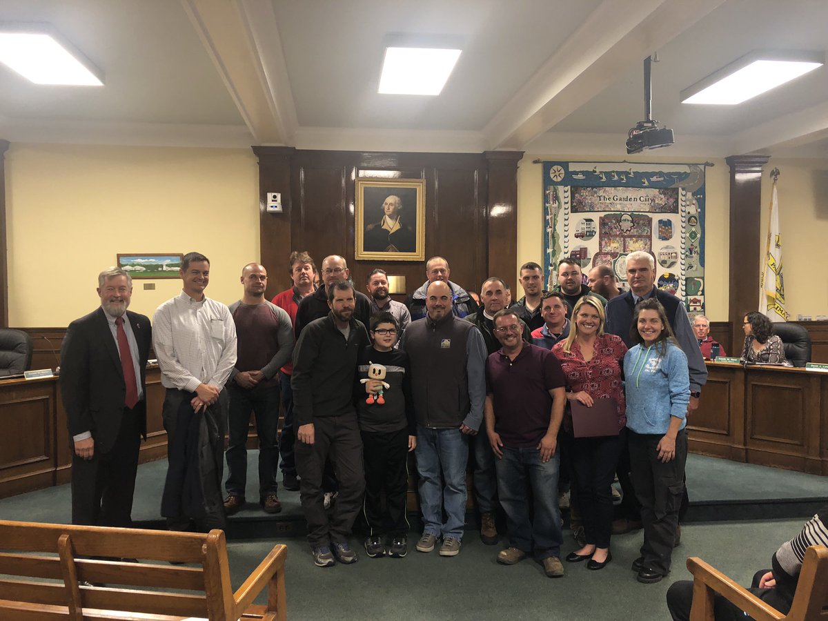 courtneymelei's tweet photo. Full ⭕️! 3.5 years ago we went to our City Council with 1,400 signatures to rename a park in Beverly, Ma “Pete’s Park” last night we were honored with a Resolution! #community #PetesPark #berelentless @PeteFrates3 https://t.co/u4XNpSbQm0