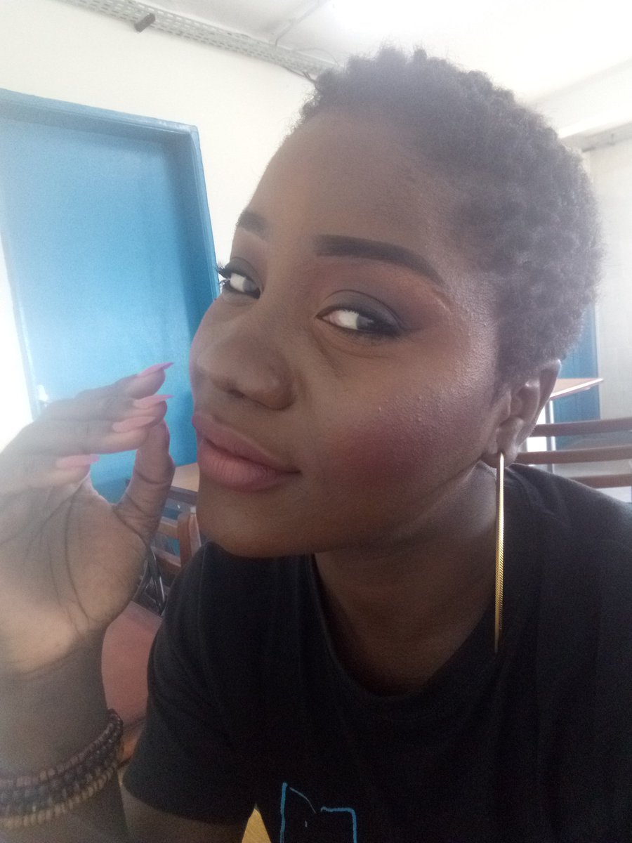 FloraZe2's tweet photo. Black is beautiful😍✌️
#jaimemapeaunoire
#blackattitude 
Non au blanchiment de la peau.
#cestmoncombat https://t.co/o1Fh0KNCTB