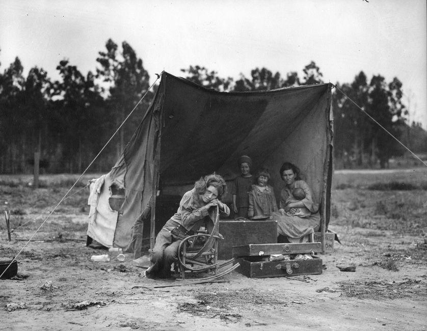 franceculture's tweet photo. Dorothea Lange, pionnière de la photographie documentaire, a pointé son objectif sur les conséquences de la "Grande Dépression" aux États-Unis. Des réfugiés climatiques, des caravanes de migrants, la misère : les clichés résonnent avec notre époque https://t.co/h8JMNCo1nP https://t.co/5u0ctk5fgC