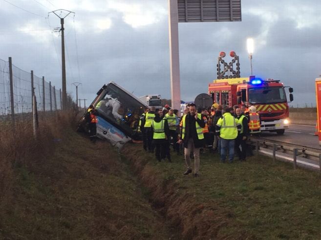 valerie pecresse on twitter un accident de bus s est produit ce matin entre rambouillet et ablis a la suite d un malaise du conducteur toutes mes pensees a celui ci ainsi qu aux voyageurs blesses