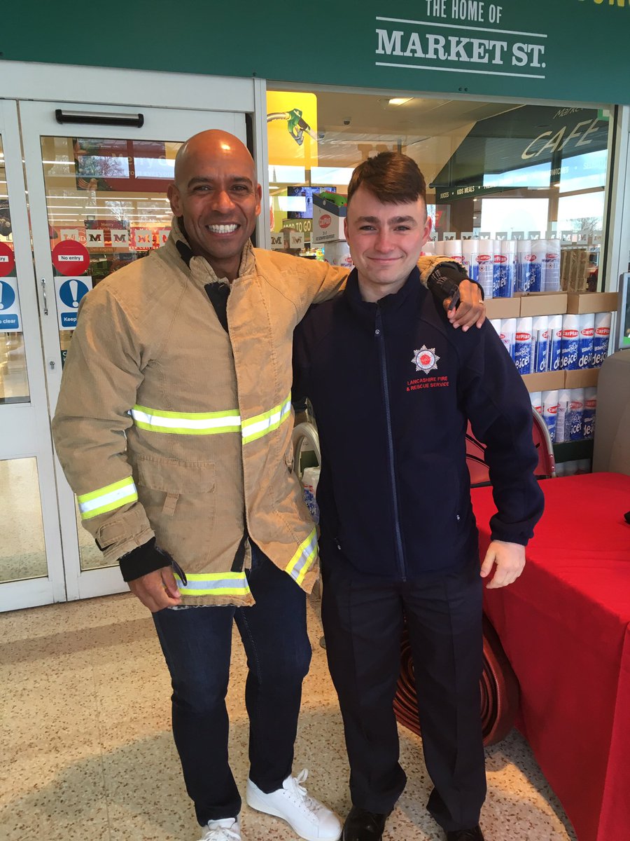 Fancy bumping into Trevor Sinclair!! ⚽️ Although the tunic was a little too small he’s supporting recruitment for ‘on call’ fire fighters! For more information call Sammy on 07715233570 👍🏻🚒