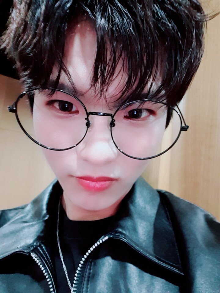 DIA_CRUNCH's tweet photo. [#현우] 안녕 디아나~ 오늘 더쇼 왔어요~ 소고기도 먹었어요~! 무대도 했어요~!! 그리고 디아나도 봤어요~!!! ㅋㅋㅋㅋㅋ 
#디크런치 #디아나 #더쇼 #소고기 #맛있다 #우최보 https://t.co/lqvyxrnM2z