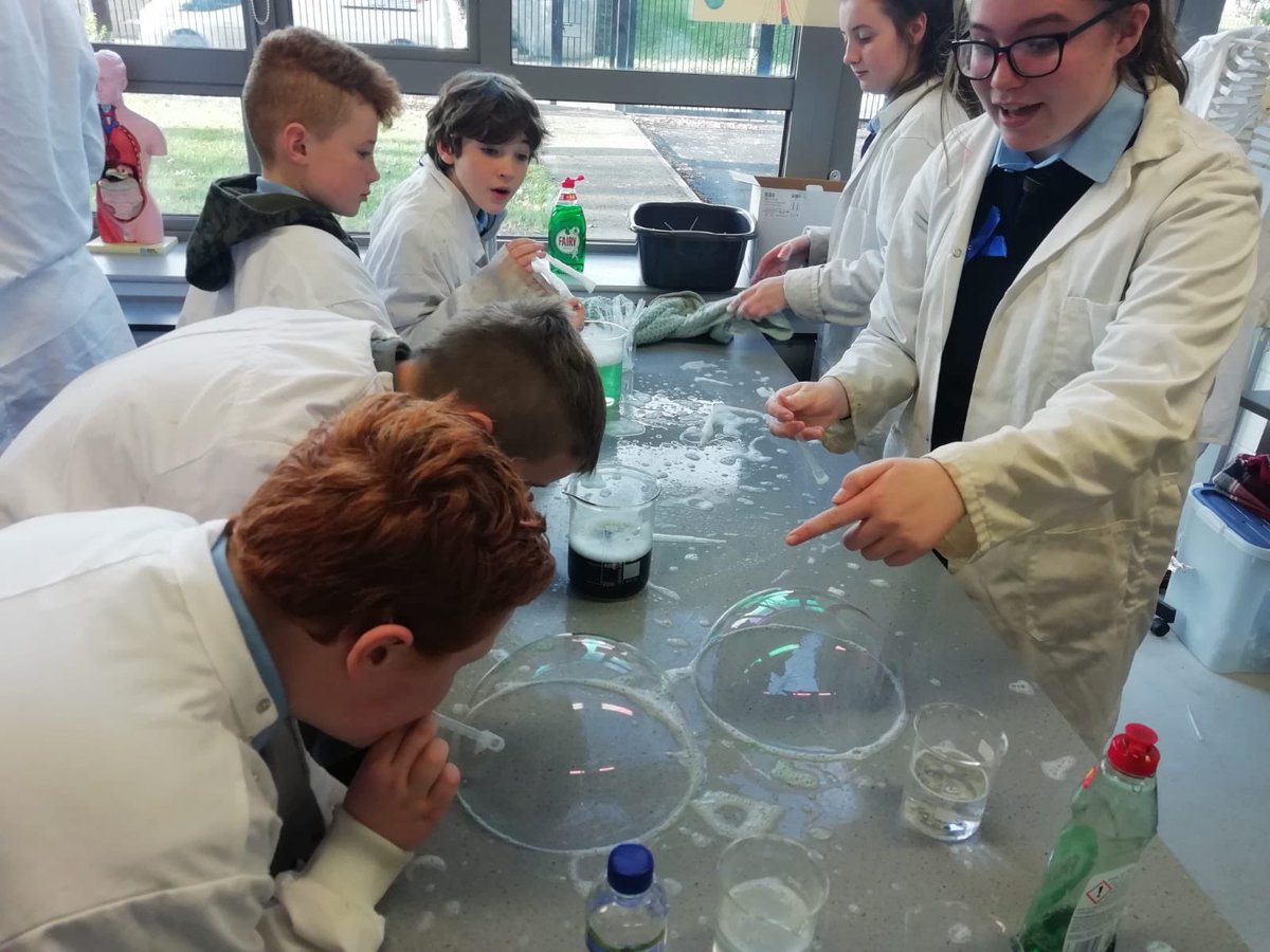 SCNRahan's tweet photo. As part of science week 5th class got the opportunity to go into @Tullamorecollege and take part in various science experiments! A great day was had by all! Thank you to @Tullamorecollege for your warm welcome and excellent experiments. #scienceweek2018 https://t.co/vQOYw1hBEK