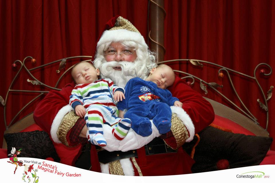 MmeCapa's tweet photo. Compare that to a picture two years before! (I guess they don't notice how creepy taking a picture with Santa is when they're sleeping... and two months old) #EllenRateMySantaPhoto https://t.co/NeW0MzJ4BG