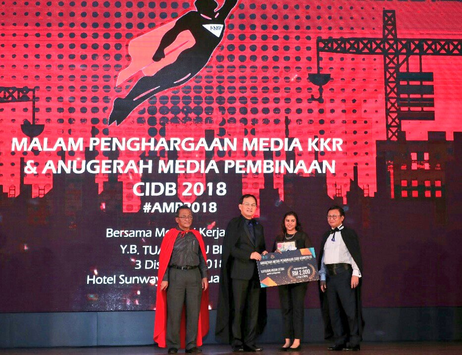 moworksmy's tweet photo. Pemenang Anugerah Kategori Media Cetak tempat KETIGA dimenangi oleh @thestarmetro dengan tajuk Filling In The Gaps @baru_bian @HjAnuarTahir #AMP2018 @JKRMalaysia @CIDBMALAYSIA1 @LLMrasmi @RakanKKR @InfraRakyat https://t.co/KnK0xgseYP