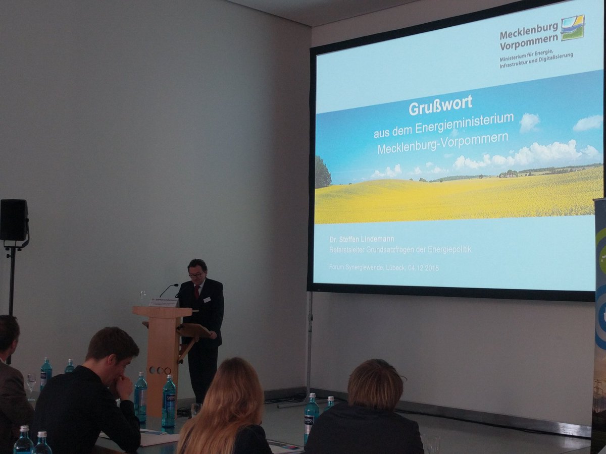 RenewsTweet's tweet photo. Mit dem Projekt #ForumSynergiewende  wollen wir Grenzen überwinden - nicht nur bei der #Sektorenkopplung, sondern auch über die Regionen hinweg. Daher freuen wir uns auch über das Grußwort aus MV vom Referatsleiter Dr. Steffen Lindemann aus dem dortigen Energieministerium. https://t.co/1MvwyWRuZc