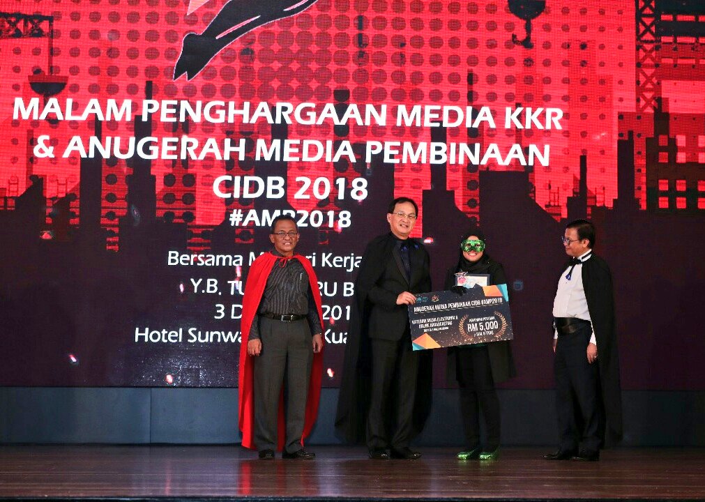 moworksmy's tweet photo. Pemenang Anugerah Kategori Media Penyiaran Televisyen &amp; Video Dalam Talian tempat PERTAMA dimenangi oleh @RTM_Malaysia dengan tajuk Potensi Kerjaya Industri Binaan @baru_bian @HjAnuarTahir #AMP2018 @JKRMalaysia @CIDBMALAYSIA1 @LLMrasmi @RakanKKR @InfraRakyat https://t.co/zLbWeLcOHa