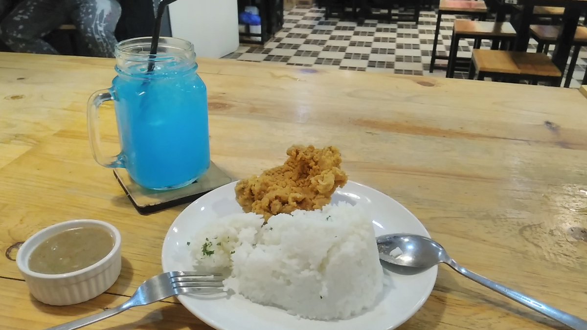 killjoydotgg's tweet photo. Next meal on the list of good eats @TableTaft : some good ol' Crispy Fried Chicken, served with a mug full of zesty Blue Lemonade and some gravy...Mmhhm, just the good stuff! #TableTaft #food #drink https://t.co/spFIfLL9AN