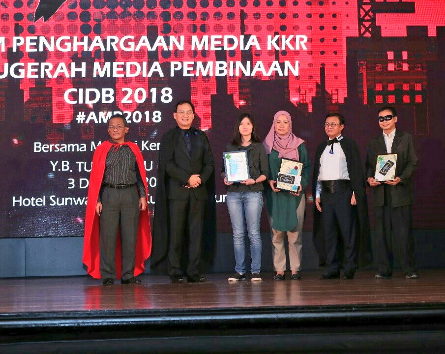 moworksmy's tweet photo. Pemenang Anugerah Kategori Media Cetak tempat SAGUHATI dimenangi oleh Focus Malaysia @baru_bian @HjAnuarTahir #AMP2018 @JKRMalaysia @CIDBMALAYSIA1 @LLMrasmi @RakanKKR @InfraRakyat https://t.co/RpxpeGOePK