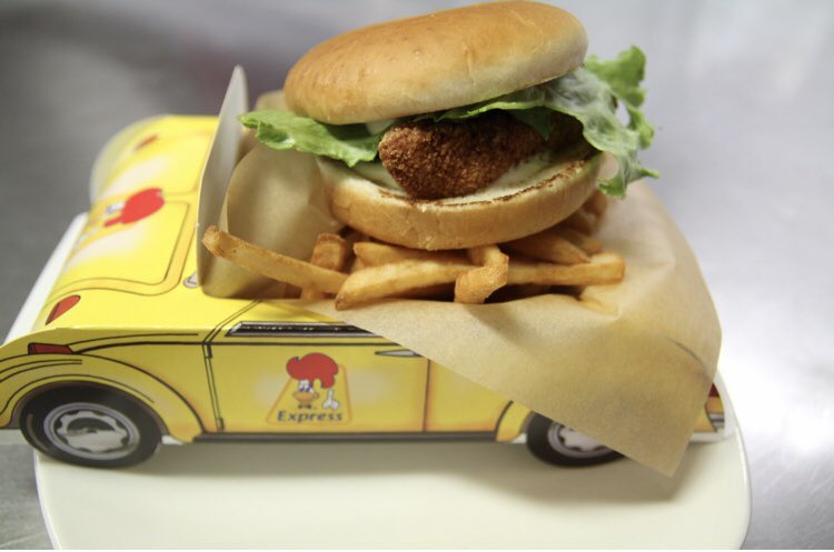 Dring ding ding, que désirez-Vous? Poot poot poot St Hubert BBQ!! #tremblant #sthub