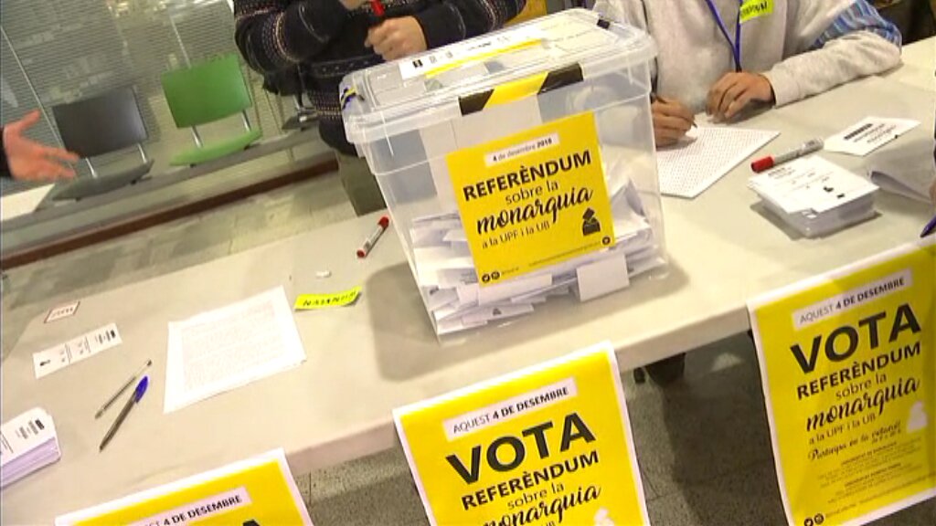 3CatInfo's tweet photo. Monarquia o República? Els estudiants voten en referèndum a la UB i a la UPF
https://t.co/hf0H5OM8xD https://t.co/PMRmNuXw7T