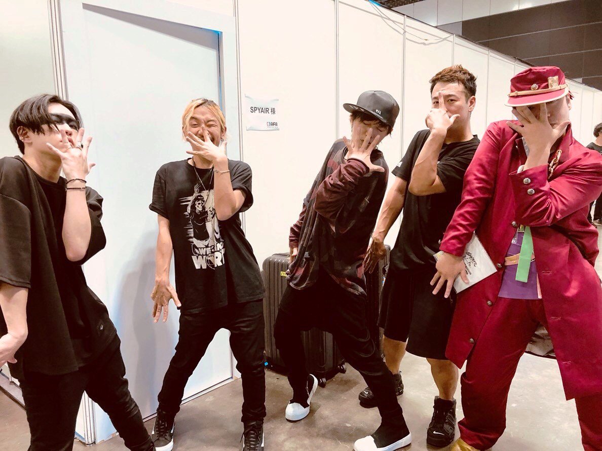 Djシーザー A Twitter シンガポールの想ひ出その3 Spyairの皆様ともご挨拶できましたァァ 大型ジャケ仕様cdにサインいただきありがとうございます 涙 何とジョジョ立ちレベル1もしてくれましたあーッ おおんッ 立ち姿がすでに波紋戦士のそれだーッ 僕は敬意 Djシーザー A Twitter シンガポールの想ひ出その3 Spyairの皆様ともご挨拶できましたァァ 大型ジャケ仕様cdにサインいただきありがとうございます 涙 何とジョジョ立ちレベル1もしてくれましたあーッ おおんッ 立ち姿がすでに波紋戦士のそれだーッ 僕は敬意