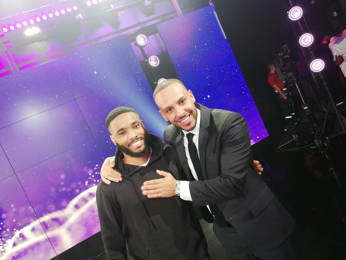 Sign2Play's tweet photo. Toujours bien reçu chez @SaberDesfa vivement lundi prochain 📺 #Footissime #RMCSport #sign2play 🔥🤙🤩 https://t.co/jOkDT9faIr