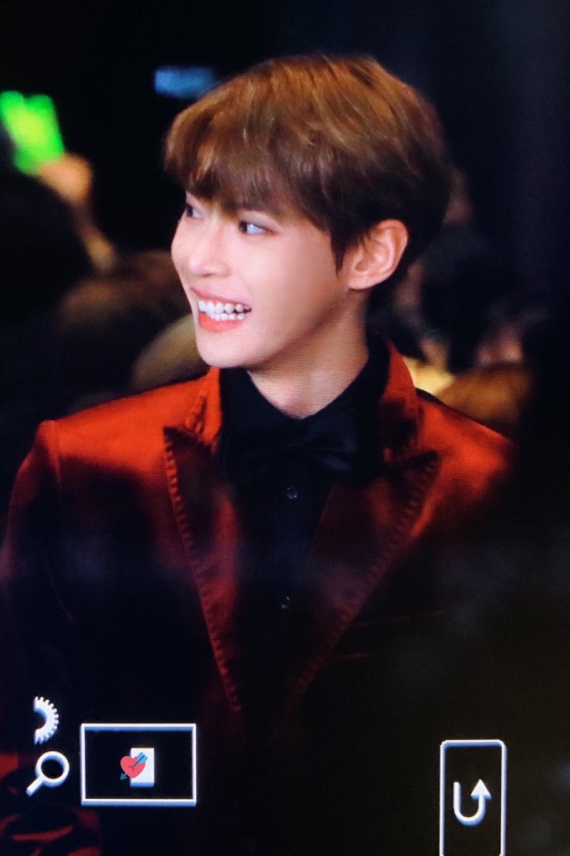 shot_a_love's tweet photo. 181204 더쇼 퇴근 #도영 https://t.co/0br3SYwMy5