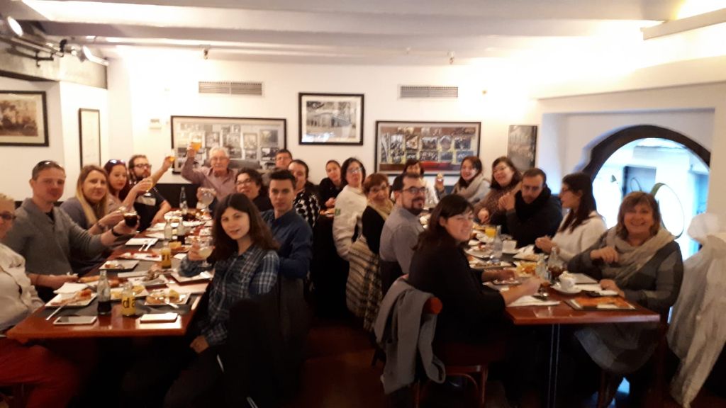 VersallesStAndr's tweet photo. Aquest diumenge el Versalles va convidar a la Comisió de Festes del nostre poble a un esmorzar de Festa Major per agrair-los la seva tasca.
#ViscaSantAndreu #FestesSantAndreu https://t.co/LGp3Hi0b0b