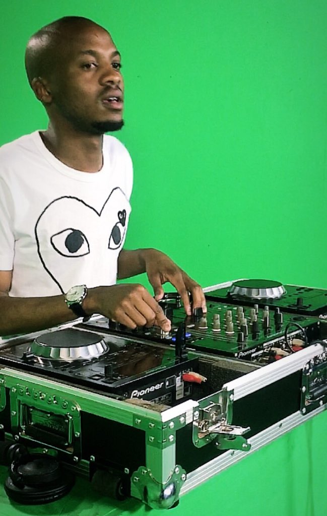 TheOfficialRhee's tweet photo. Catch me live at 17:30 on @motswedingfm mixing live till 18:00 #RushHourMixWithRhee https://t.co/LJLm5jDIRQ
