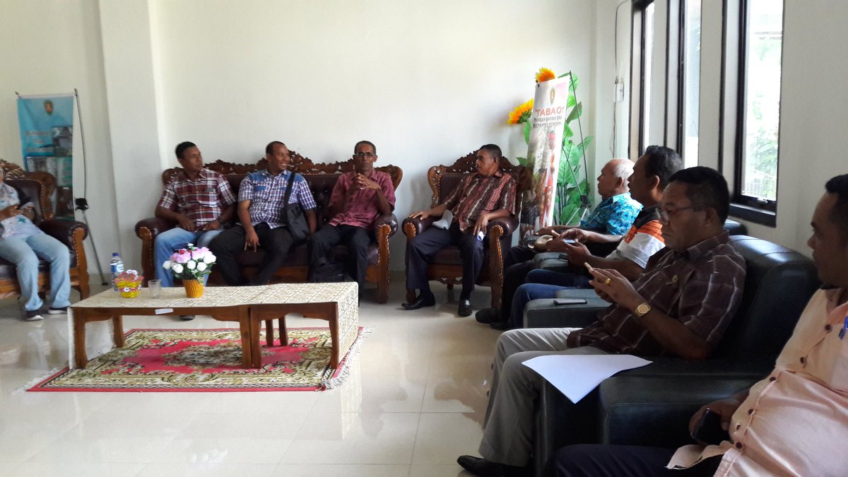 Malra_GSC's tweet photo. Diskusi bersama Kadis PMD dng 5 kepala Ohoi/desa yg menjadi lokasi sasaran rumah Desa Sehat (RDS) di Maluku Tenggara thn 2018 (Kolser, Faan, Rumaat, Soumlain &amp; Rahareng atas) yg diundang dlm keg sosialisasi konvergensi pencegahan Stunting didesa TA 2018 di Jakarta https://t.co/f15WmApkLb