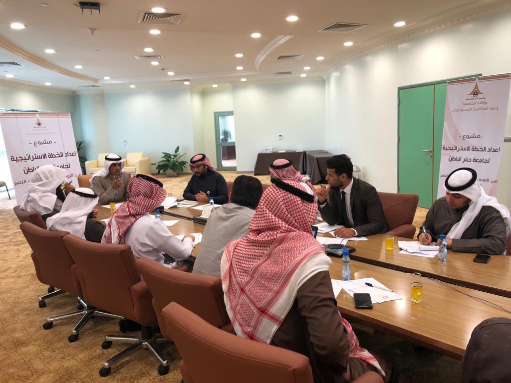 عقدت لجنة إعداد الخطة الاستراتيجية في #جامعة_حفر_الباطن صباح اليوم الثلاثاء ٢٦ / ٣ / ١٤٤٠هـ اجتماعها الثاني، وقد ناقشت اللجنة في الاجتماع محاور هامة في إعداد #الخطة_الاستراتيجية.