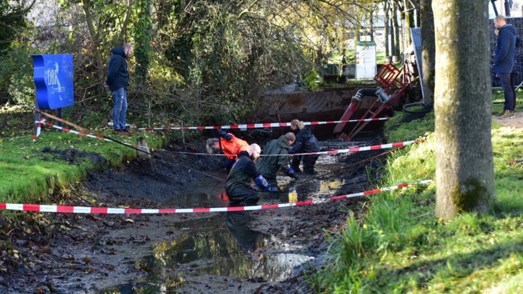 De politie is bezig om een sloot uit te baggeren vanwege het onderzoek naar de moord op Aldrik Frik, de directeur van het Alphense bedrijf DBF Communicatie. #politie #moord #alphen.
