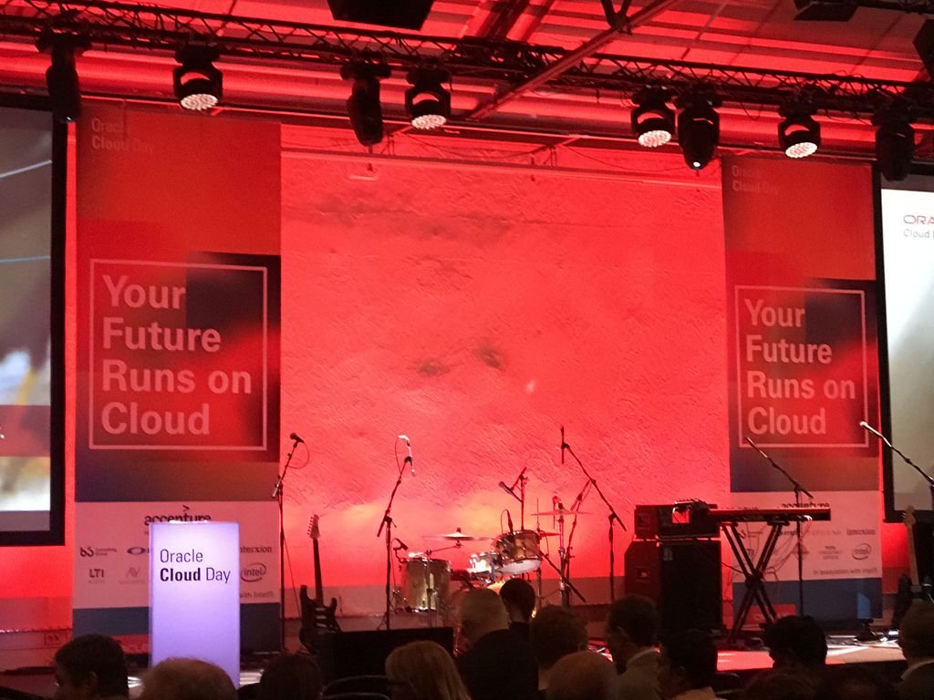 thomas_berg_33's tweet image. Live on stage, or Webcasted via link NOW!!. #OracleCloudDaySE #innovation #casestudies #CloudTransformation #Cloud #Autonomous #AI #Blockchain #Inspiration buff.ly/2U9Stjp
