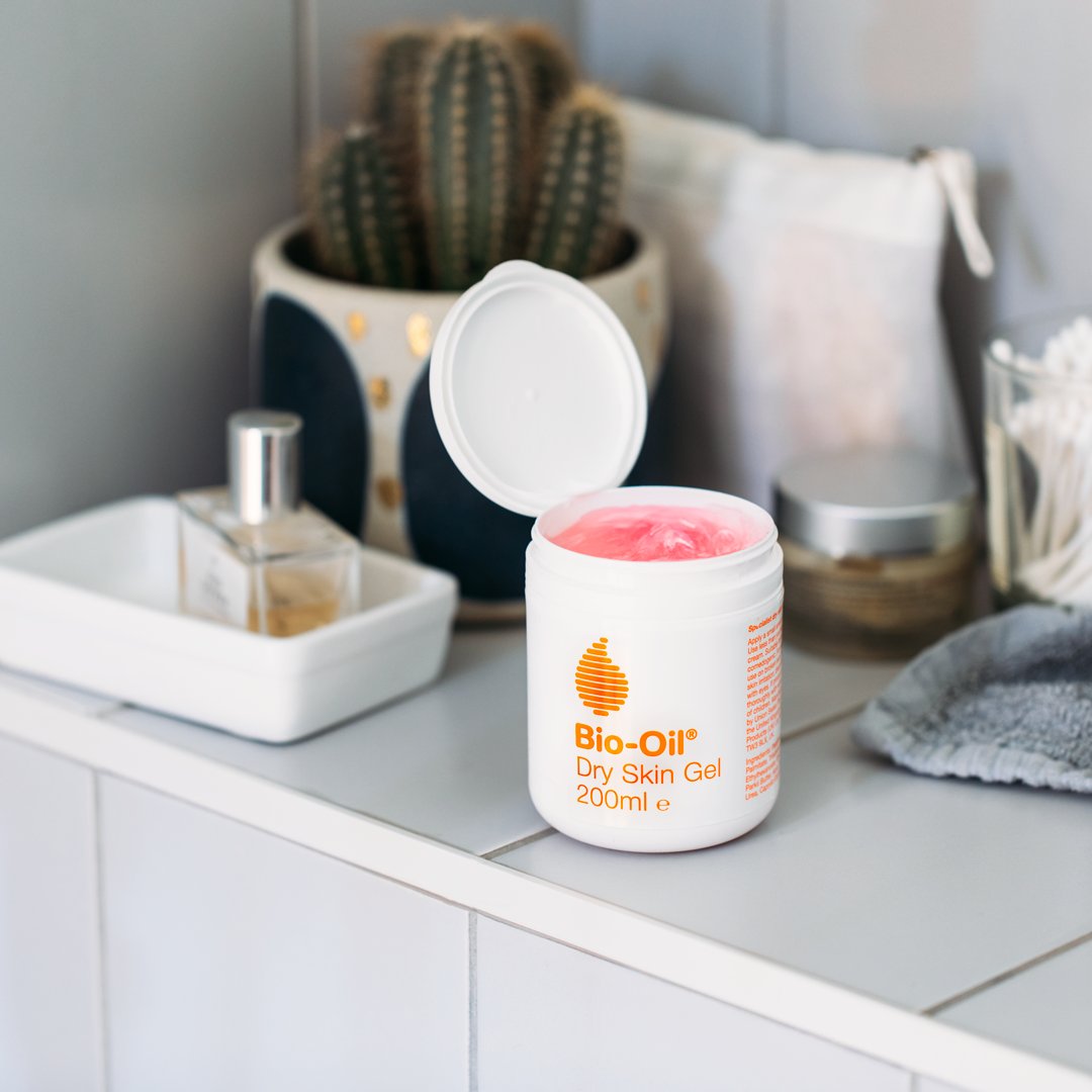 The heroes of Dry Skin Gel’s ingredient list…

✔Shea Butter to nourish and moisturise
✔Niacinamide B3 to helps protect skin’s moisture barrier
✔Urea to smoothe and softens
✔ Chamomile to soothe and calm
✔Glycerine to boost hydration