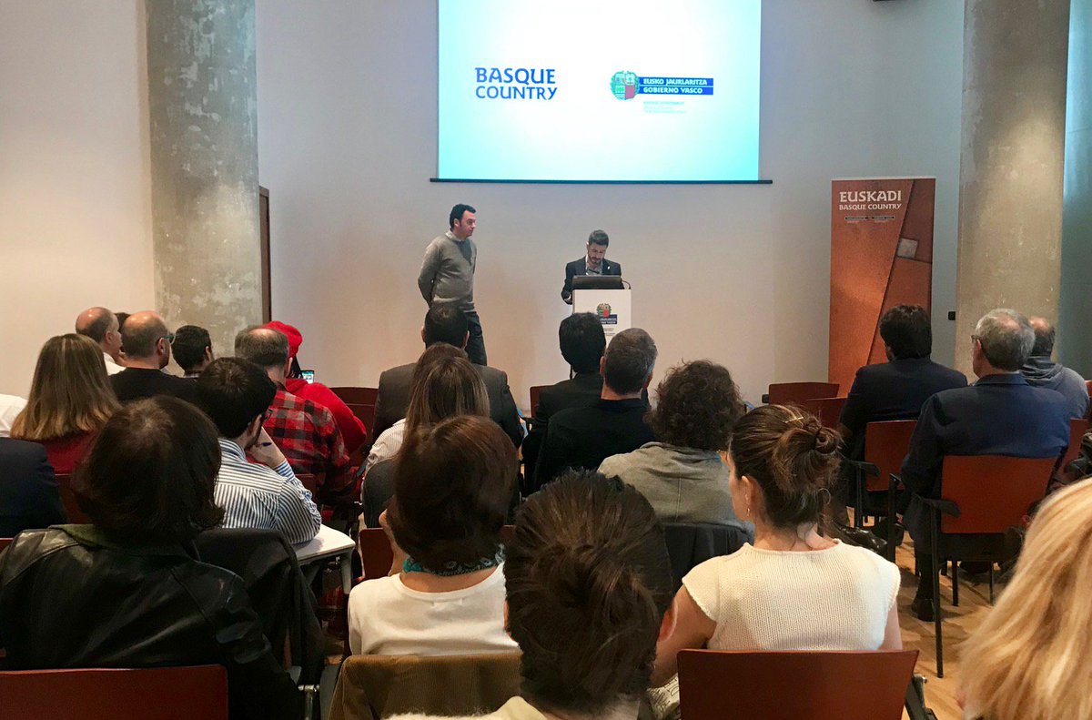 Basquetour_eus's tweet photo. El director de @Basquetour_eus, Harkaitz Millán, ha presentado hoy en @Euskalduna_eus #Bilbao la nueva plataforma online #MICE del @DptoTurComCon para organizar eventos en #Euskadi, que recoge 71 sedes y 475 empresas relacionadas con este sector ℹ️https://t.co/hEMd6wtypf https://t.co/l7E7Z2BBlr
