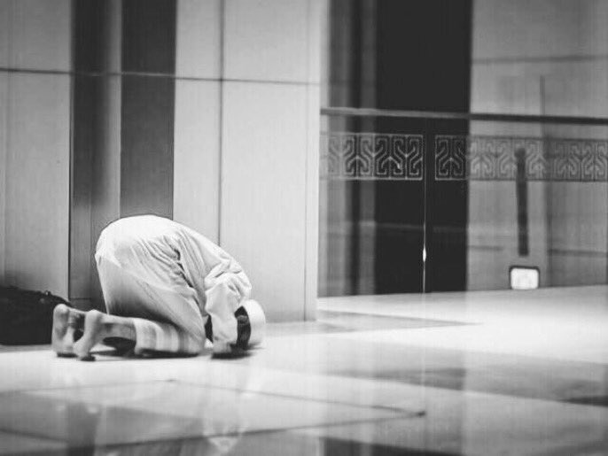 "ابق قويًا عزيزًا أمام الآخرين ثم اذهب وعِش ضعفك كاملاً أمام  الله..🖤 "