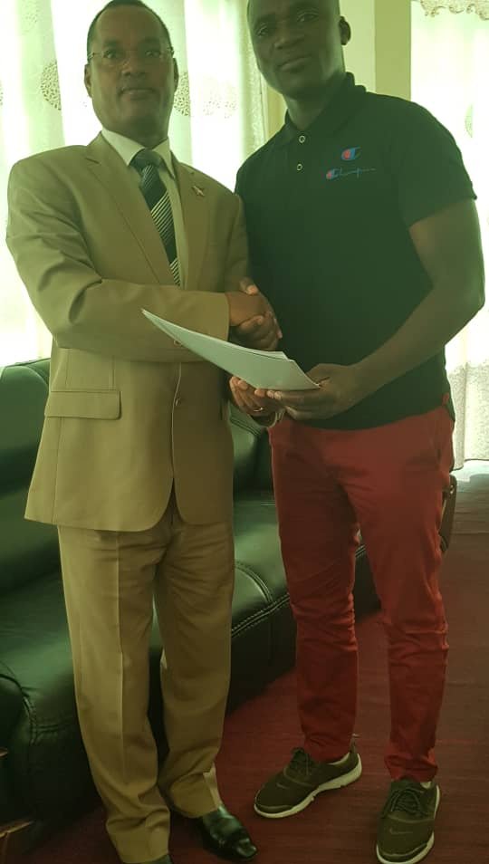 KayanzaU's tweet photo. La direction de @KayanzaU  vient de nommer Alexis Harimenshi (Ex Coach principal de #Ngozi City) au poste de directeur technique.@FFB_Burundi @HonEdouard https://t.co/3zlzGlDo5m
