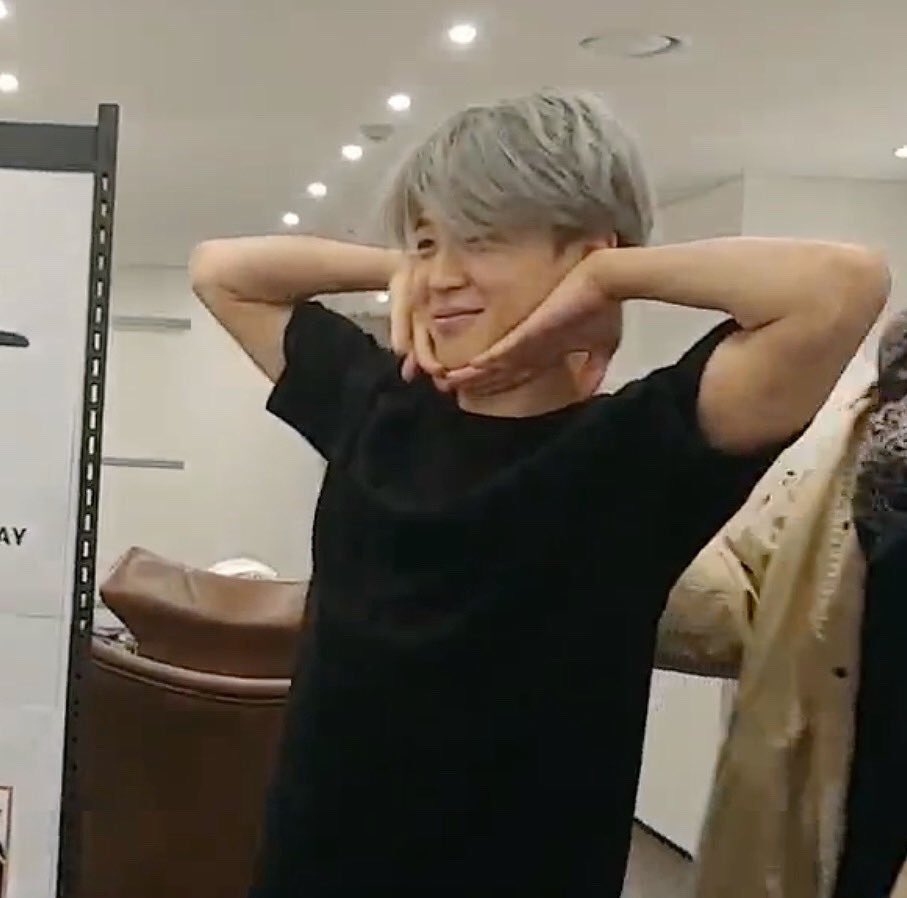 jwiminet's tweet photo. jimin: hi yes im your gift ☺️ https://t.co/cBgwDnwMru