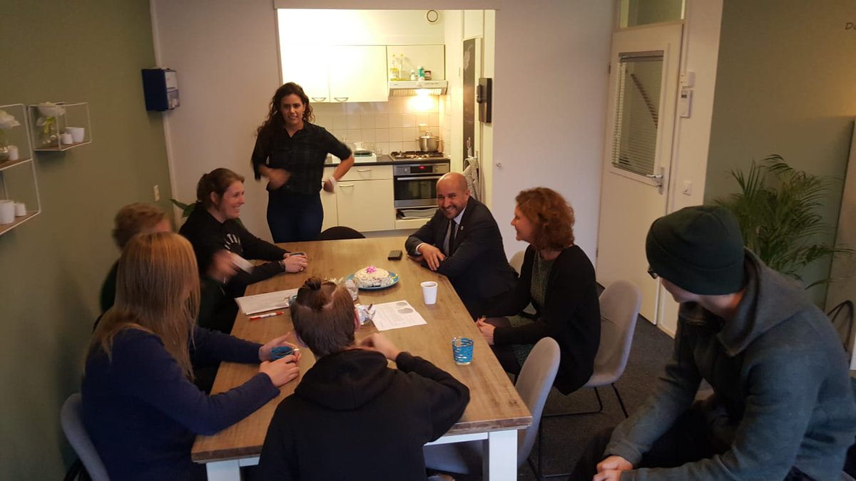 Burgemeester <a href="/ahmedmarcouch/">Ahmed Marcouch</a> gisteren in gesprek met jongeren en jeugdzorgwerkers #Fasehuis #Straathoekwerk, #IntegraleAanpakZwerfjongeren #KamerTrainingscentrum. Gezamenlijk doel: aanpak in #Arnhem verbeteren voor jongeren die hulp nodig hebben.