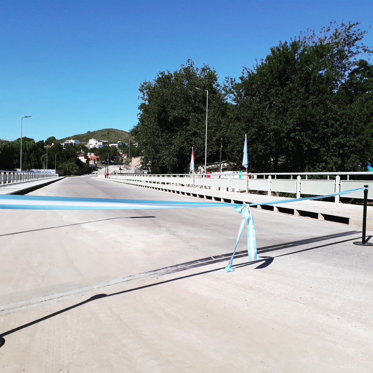 Esperando al Gobernador para inaugurar el Puente Gral Cabrera...