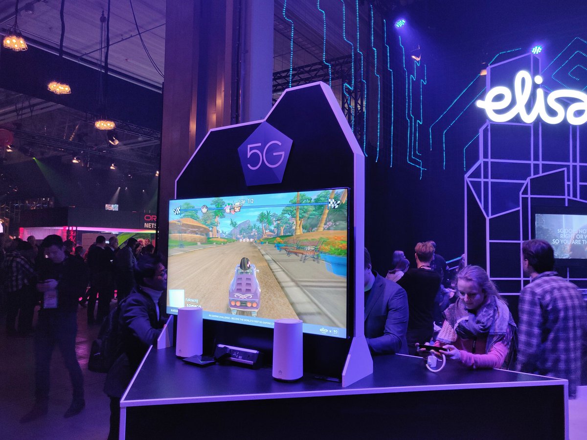 Mukavaa olla sorvin ääressä #slush18 tapahtumassa. 5G pilvipelaamista @HatchDotLive kanssa. Muutama sata pelaaja jo kokeillut ja homma toimii. Future is here! #esportsfi <a href="/ElisaOyj/">Elisa</a> #elisaXslush #elisalainen