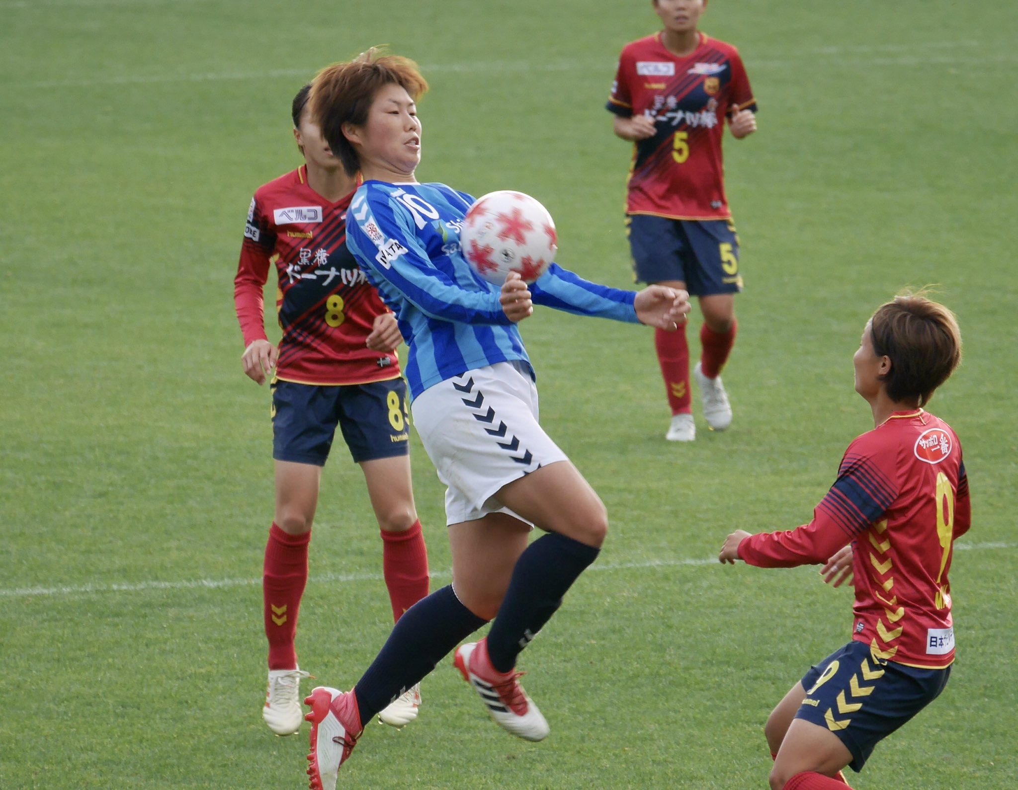 ひろりすた 18 12 2 藤枝総合運動公園サッカー場 皇后杯3回戦 Inac神戸レオネッサvs静岡産業大学磐田ボニータ ボニータ No 10 堀江美月選手 ジャンプしながらの胸トラップが上手いなーと 2枚目 杉田さんが頭で競りに行ってるのに 堀江さんが胸トラし