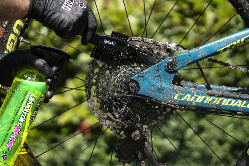 muc_off's tweet photo. Bio Drivetrain Cleaner X Muc-Off Claw Brush — there has never been a better duo since Batman and Robin.
#mucoff #bike #cycling #ride #bikelife #bicycle #riding #bikes #cyclinglife #bikestagram #mtb #cannondale #protection #drivetrain #chaincleaner https://t.co/3Mwge0NtdZ