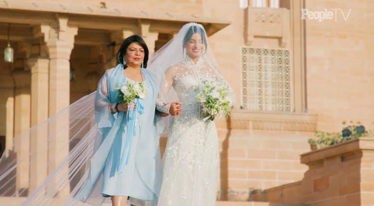 lazarii's tweet photo. não tenho a MÍNIMA condição de fazer nada enquanto não ver TODAS as fotos do casamento da Priyanka Chopra e Nick Jonas. https://t.co/ngHgCvpxxi