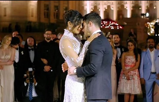 lazarii's tweet photo. não tenho a MÍNIMA condição de fazer nada enquanto não ver TODAS as fotos do casamento da Priyanka Chopra e Nick Jonas. https://t.co/ngHgCvpxxi