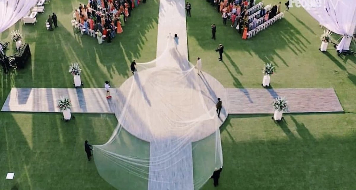 lazarii's tweet photo. não tenho a MÍNIMA condição de fazer nada enquanto não ver TODAS as fotos do casamento da Priyanka Chopra e Nick Jonas. https://t.co/ngHgCvpxxi