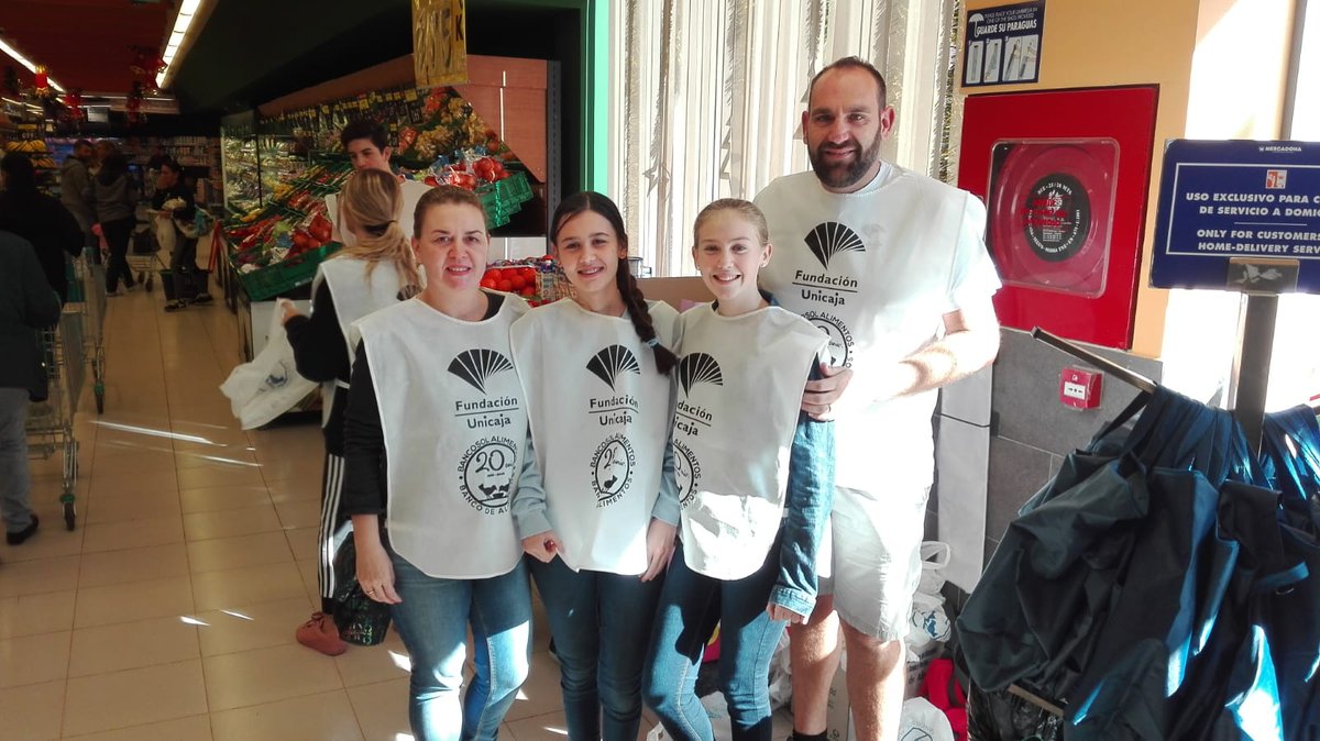 ColegioCIT's tweet photo. Voluntarios de récord. Ha sido una semana impresionante y un fin de semana aún más increíble. Gracias al ayuda de más de 200 voluntarios, de los cuales el 80% estudiantes, hemos conseguido recoger más de 10.000 kilos de alimentos.
Gracias a todos!
#granrecogida2018 #citcommunity https://t.co/M75piVIzfm
