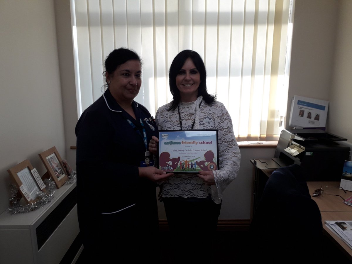 Congratulations to Holy Family School for receiving their asthma accreditation today.
Here's Pat presenting them with their award #asthmafriendlyschool #childrensasthma #healthychildrenlearnbetter
@JayneAshby6 @childrencgrdash @andyinhaler @RupertSuckling