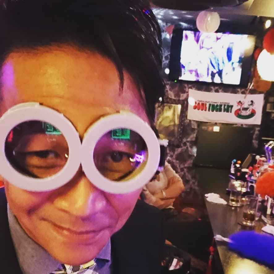 KakuFunky's tweet photo. 店長スダちゃんのバースデーしまーす🎉
今週6日の木曜日、７日の金曜日でーす😃
少しでも会いに来てやって下さ～い( ≧∀≦)ノ
私KAKUは６日のみ早めの時間におりまするぅm(__)m
#バースデー #ミニオンズ #ファンク #FUNK #ディスコ #disco #70年代 #80年代 #心斎橋 #周防町 #バー https://t.co/0gXSYjeekb