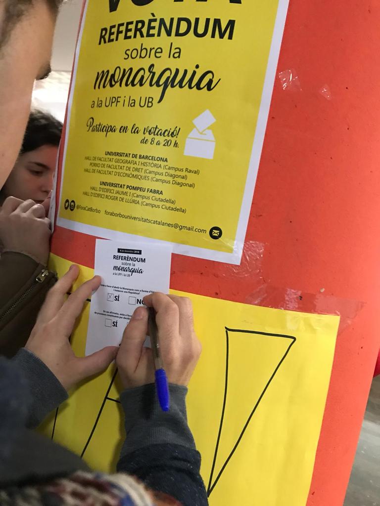the_UBpost's tweet photo. A UB Raval el nombre de vots ja s'acosta als 1.000.
Segons fonts de l'organització, a la meitat de la jornada el #referendumUni ja ha superat amb escreix les votacions per al consell d'estudiants, el claustre i la junta.
#ReferendumUB #ReferendumUni
@ForaCatBorbo https://t.co/9o8TN4gPJq