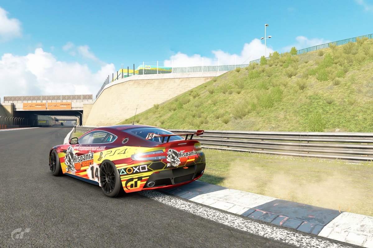 SAES_222's tweet photo. Este será nuestro Aston Martin V8 Vantage Gr. 4 para el evento de esta noche de @bombertin_GT
Gracias a #Teenwolf_1996 por el pedazo de diseño espectacular 😍
@HispasimRacers
#PS4 #GTSport https://t.co/TbNCPtqXm0