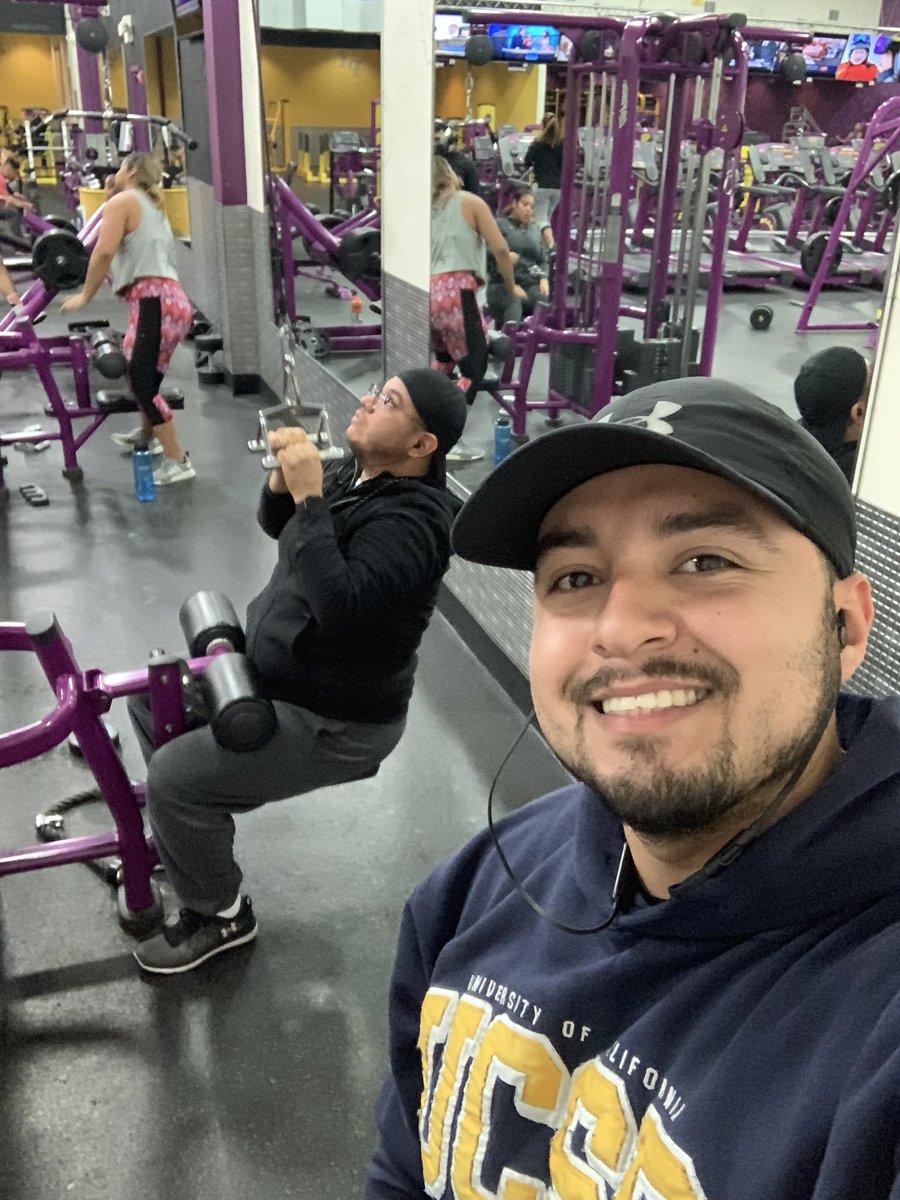 alfonsoMrH4's tweet photo. Trying to burn some burritos off to eat more! Lol @XTijerin @CHeatonPhD @DCabrera_AIA @ChristinHwang #burritosbros/Hwang #3amworkout https://t.co/BkJSUp9xKw