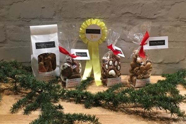 TheGoodDogGuide's tweet photo. MERRY WOOFMAS... Enter our #Christmas #Competition with @BarkersSuffolk for a chance to WIN a hamper of artisan treats, a selection basket or packets of festive treats. Enter now, good luck. https://t.co/V1Szb41dNk https://t.co/Spg6j0Ef5X