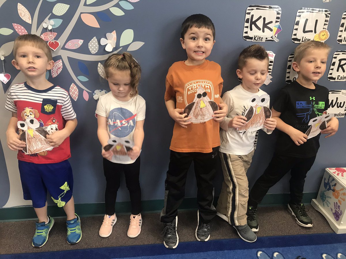 FlipandLearn17's tweet photo. Making owls out of shapes! #finemotorskills #cuttingshapes #usingscissors #usingglue #shapeidentification #followingdirections #matching #learningisfun #triangle #circle #square #rectangle https://t.co/fuWUXeCz3e