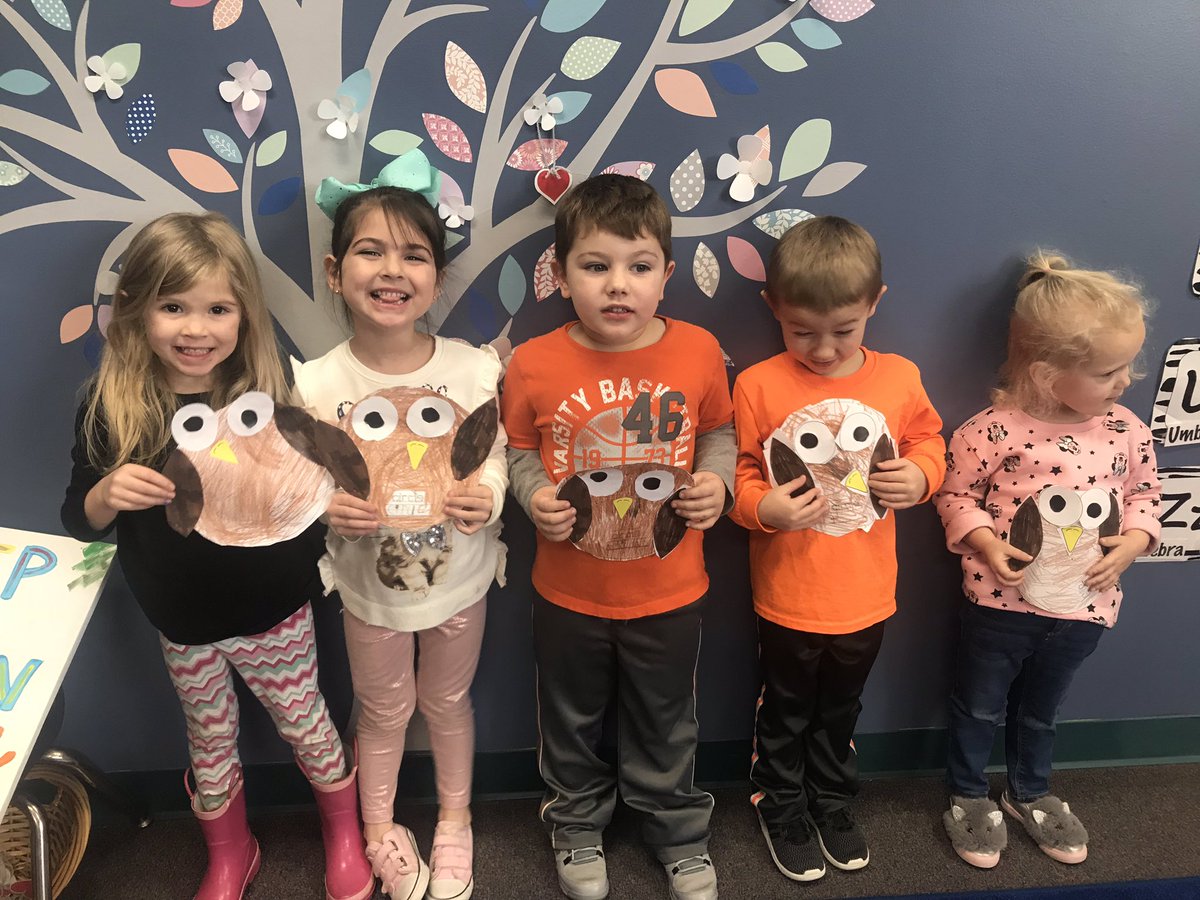 FlipandLearn17's tweet photo. Making owls out of shapes! #finemotorskills #cuttingshapes #usingscissors #usingglue #shapeidentification #followingdirections #matching #learningisfun #triangle #circle #square #rectangle https://t.co/fuWUXeCz3e