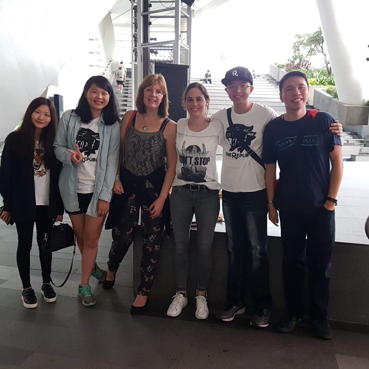 1RSingapore's tweet photo. @OneRepublic When I met up with @amandajs11 @Stichilein @yuan15 @AnthonyOng0309 b4 the concert!
When Drew waved back at me at Singapore Apr 23rd 2018 concert!
When the band performed Born To Race in Singapore!
When I sent the band off to KL, and Drew asked if I want a photo #1RLive https://t.co/H6avUYY24y