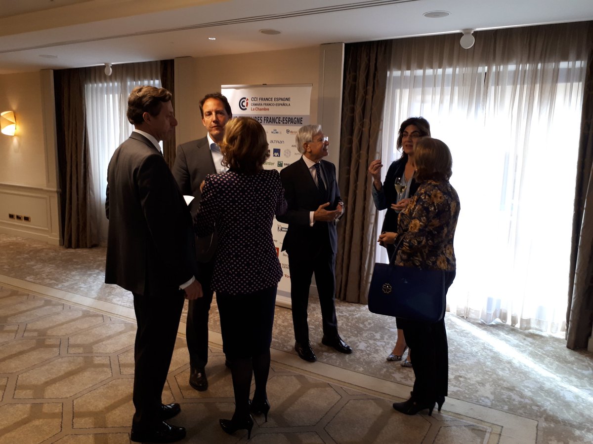 LachambreEsp's tweet photo. Nuestro Presidente y CEO de @orange_es @LPaillassot y
@SaraBieger Presidenta del #ClubAffairesFranceEspagne reciben al invitado a este almuerzo debate con directivos de las Empresas Socias de @LachambreEsp https://t.co/eMPrUtIy5P