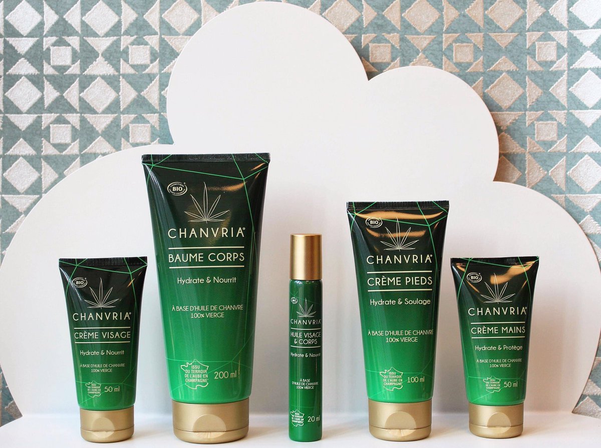 La pluie et le froid sont bel et bien installés ☁️
Pas de panique ! Tout ce dont votre peau a besoin est une hydratation optimale ! Laissez vous tenter par nos soins CHANVRIA, alliés des peaux sèches &amp; sensibles 🌿
#chanvria #hempoil #skincare #organic
